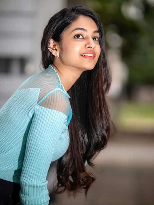 தமிழ் பொண்ணு மாதிரி நான் இருக்கேனா? இவானா ரீசன்ட் க்ளிக்ஸ்