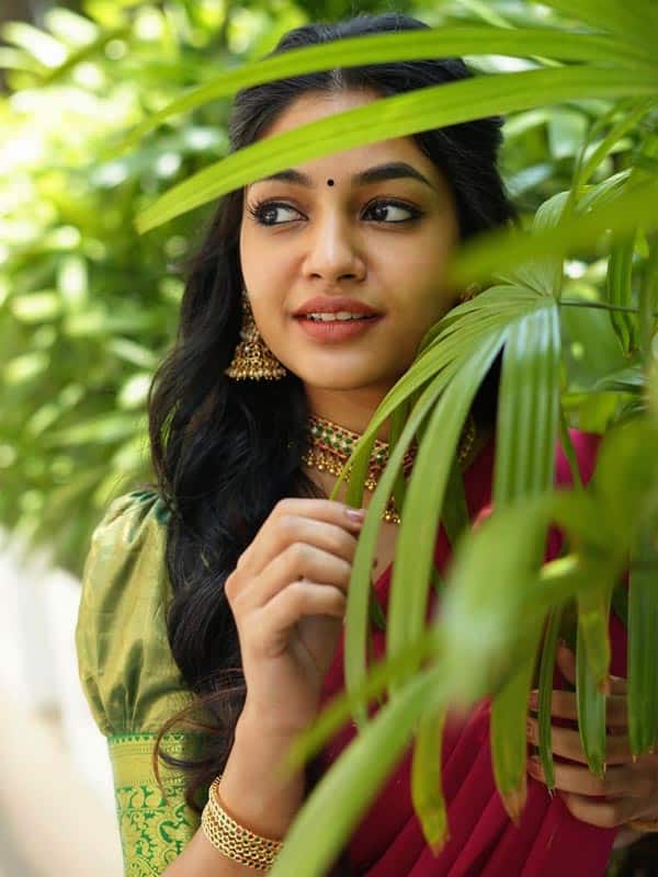 தமிழ் பொண்ணு மாதிரி நான் இருக்கேனா? இவானா ரீசன்ட் க்ளிக்ஸ்