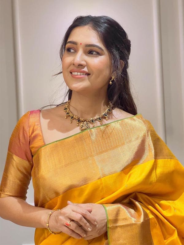 அசத்தும் புடவையில் பிரபல நடிகைகளின் ரீசன்ட் லுக்ஸ் !