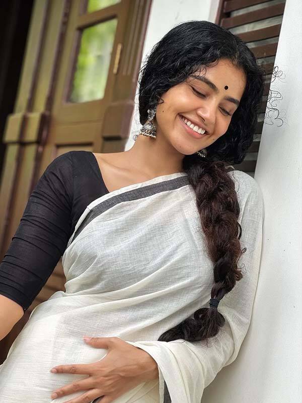 அசத்தும் புடவையில் பிரபல நடிகைகளின் ரீசன்ட் லுக்ஸ் !