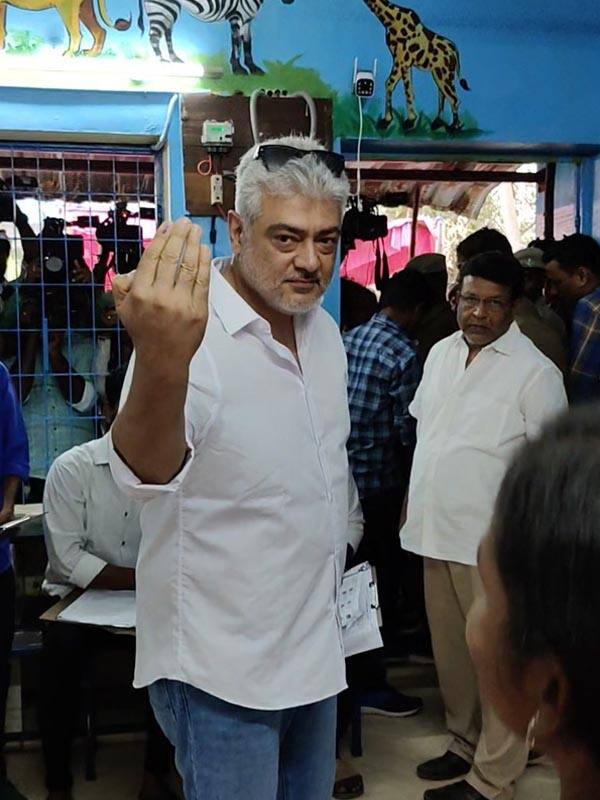 இந்தியாவில் தேர்தல் திருவிழா... ஓட்டளித்து ஜனநாயக கடமையாற்றிய தமிழ் திரைப்பிரபலங்கள்...!