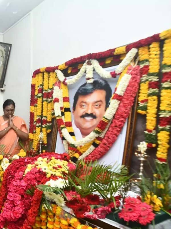 விஜயகாந்த் நினைவிடத்திற்கு உலக சாதனை விருது
