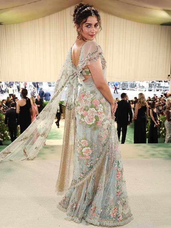 மெட் காலாவில் ஆலியா பட்டின் அசத்தல் லுக்ஸ் !