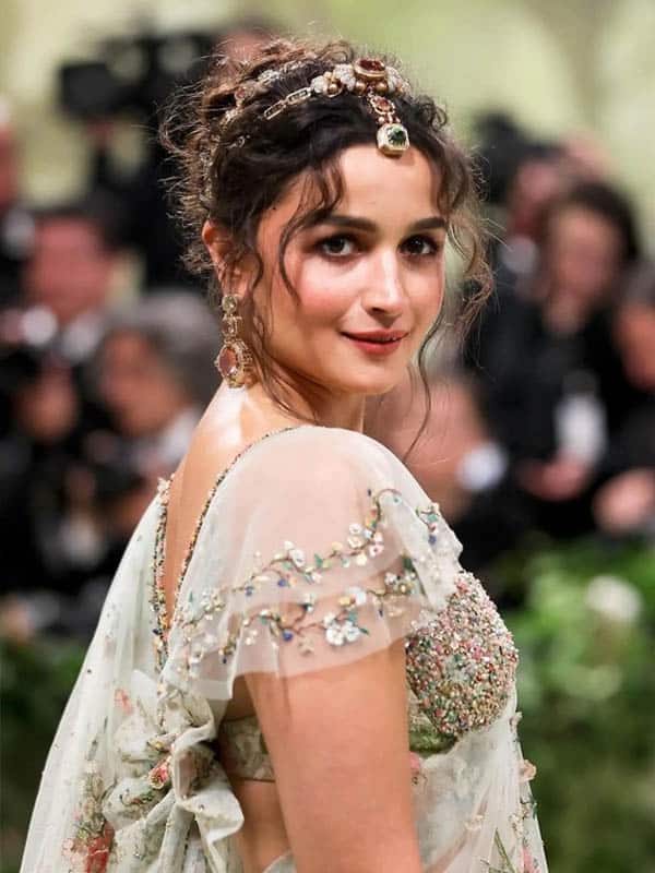 மெட் காலாவில் ஆலியா பட்டின் அசத்தல் லுக்ஸ் !