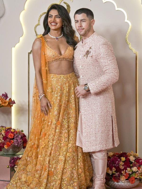 முகேஷ் அம்பானி இல்ல திருமணத்தில் அணிவகுத்த பாலிவுட் நட்சத்திரங்கள்