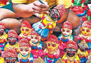 ஜெகன்நாதர் ரத யாத்திரை கோலாகலம்: ஒடிசாவின் புரி ஜெகன்நாதர் கோவில் ரத யாத்திரை நாளை நடக்கிறது. இதே நாளில், மேற்கு வங்கத்தின் நாடியாவிலும் ரத யாத்திரை நடக்கிறத. இதையொட்டி, ஜெகன்நாதர், பாலபத்ரர் மற்றும் தேவி சுபத்ராவின் சிறிய சிலைகளுக்கு வண்ணம் பூசி தயார் செய்த கலைஞர்.