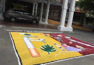  சர்வதேச போதை பொருட்கள் பயன்பாடு மற்றும் கடத்தல் தடுப்பு நாளை முன்னிட்டு திருவள்ளூர்  கலெக்டர் அலுவலகத்தில் வண்ணக்கோலம் போடப்பட்டுள்ளது.