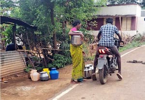  ஆழ்துளை கிணறு மின்மோட்டார் மற்றும் குழாய் சேதமடைந்துள்ளதால் குடிநீருக்கு அல்லல்படும் பகுதி மக்கள். இடம்: கண்ணூர்.