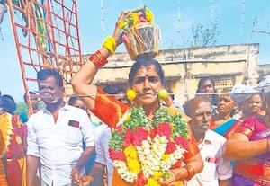 சின்னகீரமங்கலம் மகாலிங்க மூர்த்தி கோவில் திருவிழாவில் அலகு குத்தி பூக்குழி இறங்கிய மலேசிய பெண்