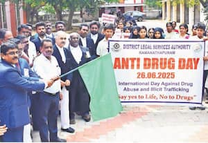  சர்வதேச போதை ஒழிப்பு தினத்தை முன்னிட்டு ராமநாதபுரம் ஒருங்கிணைந்த நீதிமன்ற வளாகத்தில் நடந்த விழிப்புணர்வு ஊர்வலம்
