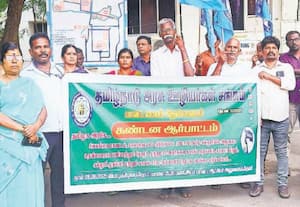  தேனி கலெக்டர் அலுவலகத்தில் கோரிக்கைகளை வலியுறுத்தி அரசு ஊழியர்கள் சங்கத்தினர் ஆர்ப்பாட்டத்தில் ஈடுபட்டனர்