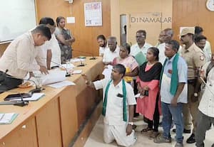 மயிலாடுதுறை பழங்காவேரியை தூர் வார வலியுறுத்தி மண்டியிட்டு குறைதீர் கூட்டத்திற்கு வந்த விவசாயி ராமலிங்கம் கலெக்டரிடம் மனு அளித்தார். 