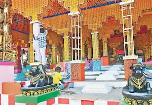  தூத்துக்குடி மாவட்டம், திருச்செந்தூர் சுப்பிரமணிய சுவாமி கோவிலில், ஜூலை 7ம் தேதி நடைபெற உள்ள கும்பாபிஷேகத்திற்காக யாகசாலை அமைக்கும் பணி விறுவிறுப்பாக நடந்து வருகிறது.