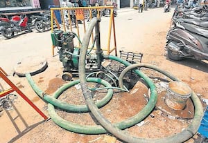  சூளை மேடு அண்ணா நெடும்பாதையில் பாதாள சாக்கடையில் இருந்து குழாய் மூ,லம் கழிவுநீரை எடுத்து மழைநீர் வடிகால்வாயில் விடப்படுகிறது. 