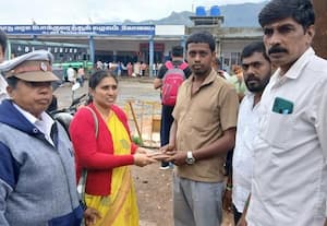  கூடலுார் தேவாலா அட்டி பகுதியில், சாலையில் கிடந்த பர்சில் இருந்த தங்க ஆபரணத்தை, உரியவரிடம் ஒப்படைத்த ஆட்டோ டிரைவருக்கு போலீசார் பாராட்டு தெரிவித்தனர்.