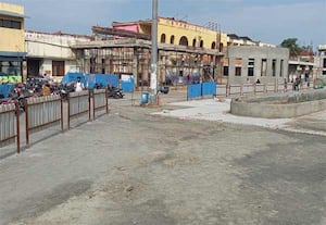  செங்கல்பட்டு ரயில் நிலையத்தில், அம்ருத் பாரத் திட்டத்தில் நடைபெற்று வரும் பணிகளை விரைந்து முடிக்க, பயணியரிடம் கோரிக்கை எழுந்துள்ளது.