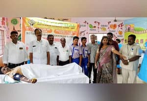  திருத்தணி:டி.ஆர்.எஸ்., குளோபல் பள்ளியில் நடந்த ரத்ததான முகாமில், 40க்கும் மேற்பட்டோர் பங்கேற்று ரத்ததானம் வழங்கினர். இடம்: அகூர் நத்தம்.