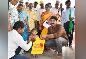  பவானியம்மன் கோவிலில் பிளாஸ்டிக் பொருட்கள் மறு சுழற்சி கருவியின் செயல்பாட்டை துவக்கி வைத்த கலெக்டர் பிரதாப்  தரிசனம் செய்ய வந்த குழந்தையிடம் மஞ்சப்பையை கொடுத்து விழிப்புணர்வு ஏற்படுத்தினார். இடம்: பெரிய பாளையம். 