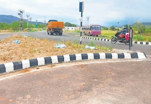  போடி தேவாரம் செல்லும் கோணாம்பட்டி பிரிவில் தானியங்கி சிக்னல் இல்லாததால் விபத்து அபாயம் உள்ளது