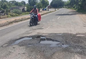  திருவள்ளூர்- தாமரைப்பாக்கம் சாலையில் உள்ள பள்ளங்த்தால் விபத்து அபாயம் உள்ளது. இடம்: வெள்ளியூர்