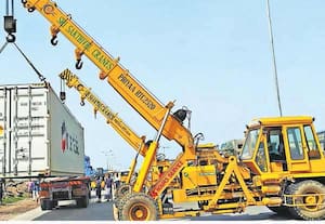  சாலையோரம் கவிழ்ந்து விழுந்த கண்டெய்னர் பெட்டி ராட்சத கிரேன் மூலம்  அப்புறப்படுத்தப்பட்டது. இடம்: ராமகிருஷ்ணா நகர் சந்திப்பு, எண்ணூர்.