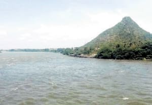  காவிரி ஆற்றில் சமீபத்தில்  ஆயிரம் கன அடிக்கு மேல் திறக்கப்பட்ட நீர் பவானி அருகே ஊராட்சிக் கோட்டை பேரேஜ் பகுதியில் கரைகளை தொட்டபடி நேற்று பாய்ந்தோடியது.