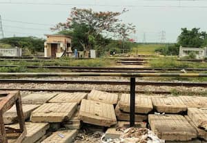  தொழுதாவூர் ரயில்வே கேட் மூடப்பட்டதால் விவசாயிகள் பாதிக்கப்பட்டுள்ளனர். ...