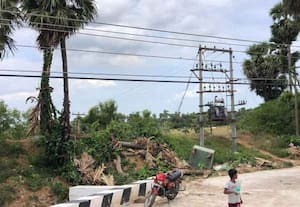  பவுஞ்சூர் அருகே கீழக்கண்டை கிராமத்தில், குடியிருப்பு பகுதியில் தாழ்வாக ...