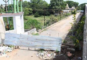  திருவள்ளூர்-மணவாளநகர் இடையேஉடைந்த தரைப்பால பாதை அடைக்கப்பட்டுள்ளது.