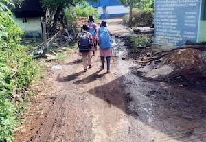  பள்ளிக்கு செல்லும் சாலை சுகாதாரமற்ற நிலையில்  உள்ளதால் மாணவ மாணவியர் ...