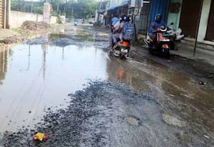 கடந்த மாதம்  சேதமடைந்த சாலை சீரமைப்பு பணி துவங்கிய நிலையில்  தற்போது ...