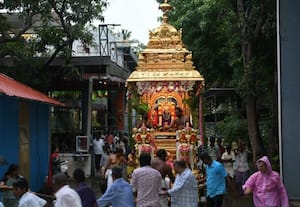  மேட்டுப்பாளையம்; தென் திருப்பதியில் தங்க ரதம் உற்சவ புறப்பாடு நடந்தது.