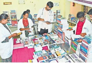  தேனி அரசு மருத்துவ கல்லூரியில் நடந்த புத்தக கண்காட்சியில் புத்தகங்களை ...