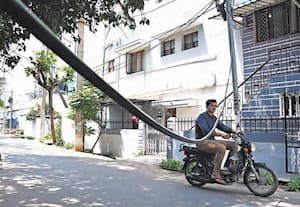 கோவை சாய்பாபா காலனி கே.கே. புதூர் நர்மதா வீதியில் வாகன ஓட்டிகளுக்கு ...