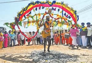 திருவாடானை சிநேகவல்லிபுரம் மழைதரும் முத்துமாரியம்மன் கோயில் விழாவில் ...