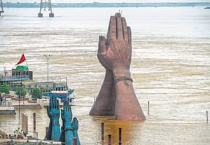 காசியில் ஓடும் கங்கை ஆற்றின் படித்துறைகளில் ஒன்றான, 'நமோ காட்'டில், ...