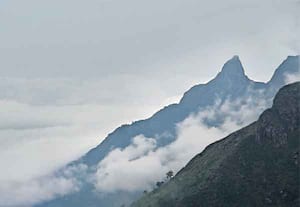 நீலகிரி மாவட்டம் மஞ்சூர் கிண்ணகொரை கிராமம் அருகே, மலைகளை ...