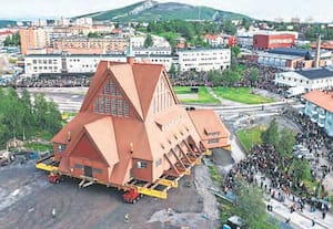 ஸ்வீடனின் கிருனா நகரில் புதிய இடத்துக்கு சர்ச் கட்டடத்தை இடம் ...