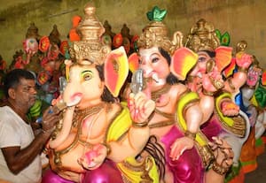  பிரமாண்ட விநாயகர் சிலைகளை வடிவமைக்கும் பணியில், ஈடுபட்டிருக்கும் ...