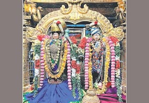   ஸ்ரீவில்லிபுத்தூர் ஆண்டாள் கோவிலில் வெள்ளிக்கிழமை ஊஞ்சல் சேவையில் ...