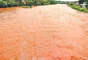 மேட்டுப்பாளையத்தில் செந்நிறமாக செல்லும் பவானி ஆற்று நீர்.