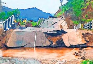 மழை வெள்ளத்தால், ஜம்மு- ஸ்ரீநகர் தேசிய நெடுஞ்சாலையில் உதம்பூரில் பாலம் ...