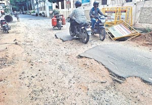இந்த ரோட்டை, ஏதோ புறநகர் சந்து ரோடு என நினைத்து விட வேண்டாம். கோவை ...
