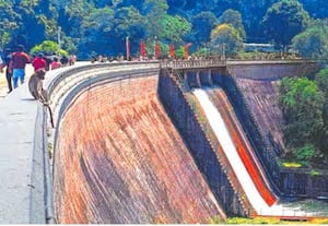 கேரள மாநிலம் மூணாறு அருகில் உள்ள குண்டளை அணை நிரம்பியதால் தண்ணீர் ...