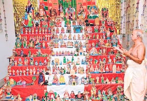 கோவை ஈச்சனாரி மகாலட்சுமி கோவிலில், வைக்கப்பட்டுள்ள கொலு, பக்தர்களை ...