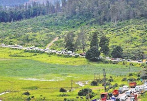 தசரா, ஆயுத பூஜை காரணமாக, ஊட்டிக்கு வந்த சுற்றுலா வாகனங்கள் தலைகுந்தா ...
