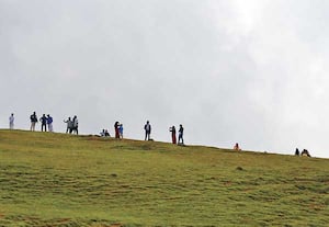 ஊட்டியில் பகல் நேரங்களில் கடும் மேகமூட்டம் நிலவிய நிலையிலும், சூட்டிங் ...