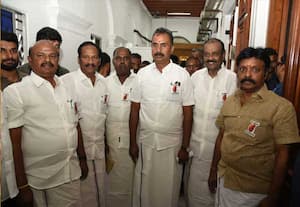 சட்டசபை கூட்டத் தொடரின் 3ம் நாளில் கிட்னிகள் ஜாக்கிரதை என பேட்ஜ் அணிந்து ...