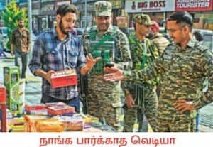  தீபாவளியையொட்டி ஜம்மு காஷ்மீரின் ஸ்ரீநகர் மார்க்கெட்டில், பட்டாசு ...