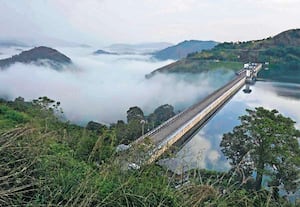 இடுக்கி அணையின் ஒரு பகுதியான செருதோணி அணையில் ஒரு புறம் தண்ணீரும், ...